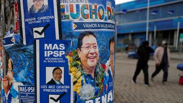 Propaganda electoral del candidato a la presidencia, Luis Arce, del Movimiento al Socialismo (MAS), cubren un poste en El Alto, Bolivia.