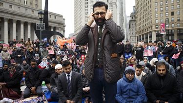 Un hombre recita las oraciones tradicionales de los musulmanes del viernes durante una manifestación interreligiosa en apoyo a las comunidades inmigrantes en Nueva York, este 27 de enero de 2017.&nbsp;