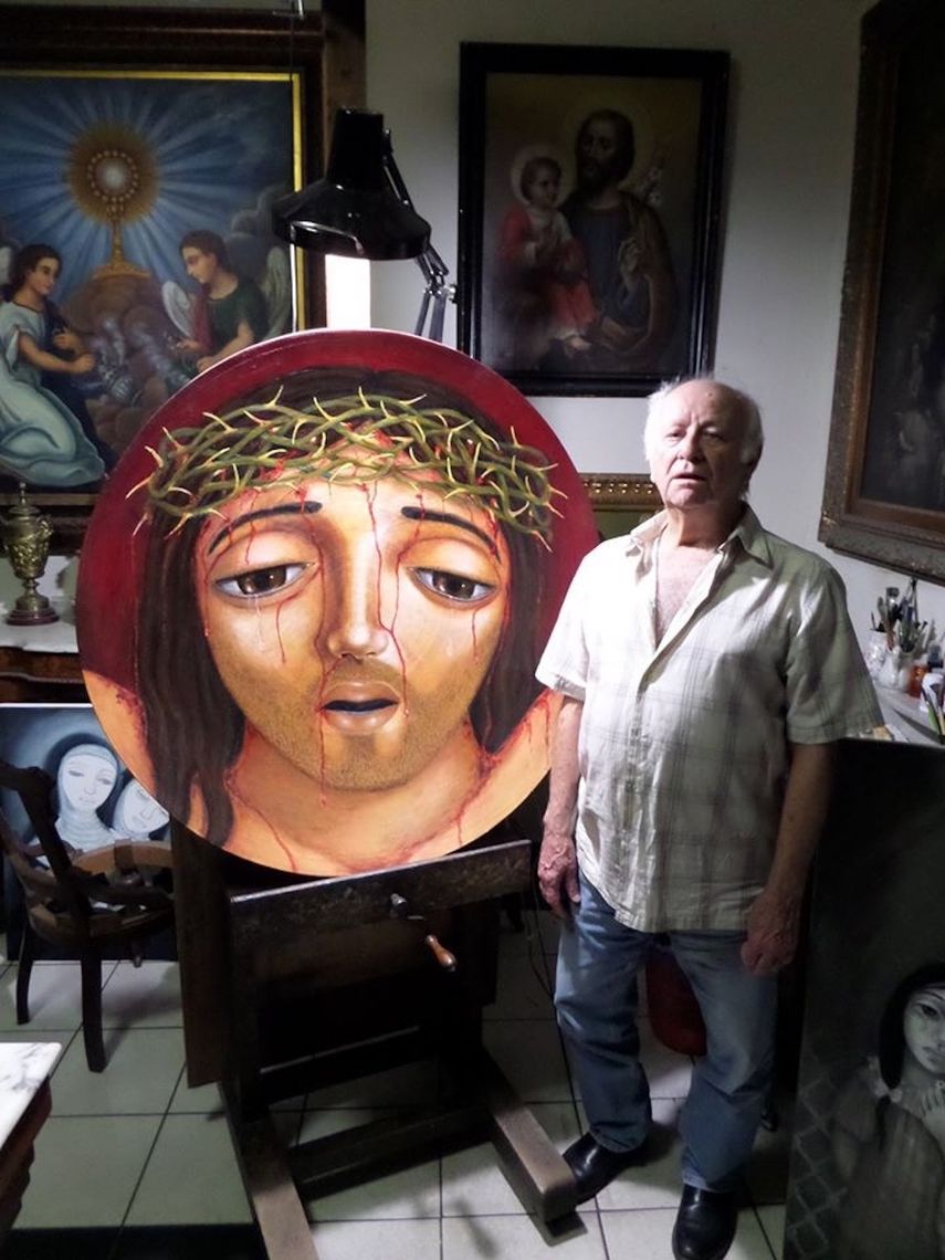 El artista posa junto a uno de sus icónicas piezas.&nbsp;