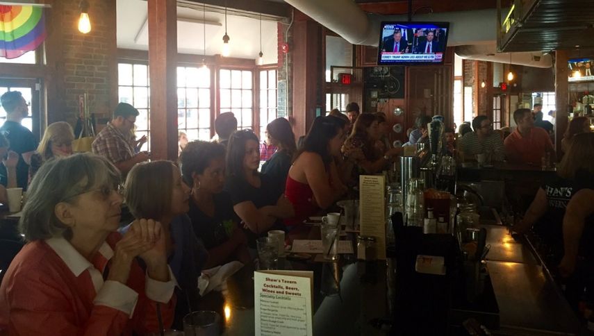 Unas 150 personas llenaban el Shaws Tavern cuando el exdirector del FBI, James Comey, comenzó a hablar ante el Senado.