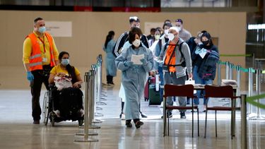 Controles en la terminal 4 del Aeropuerto de Madrid-Barajas Adolfo Suárez en el tercer día en el que entra en vigor la orden del Ministerio de Sanidad por la que todas las personas procedentes del extranjero deberán realizar una cuarentena los 14 días siguientes a su llegada.