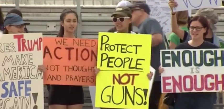 Decenas de estudiantes se manifiestan en eventos y en redes sociales por un mayor control de armas.&nbsp;