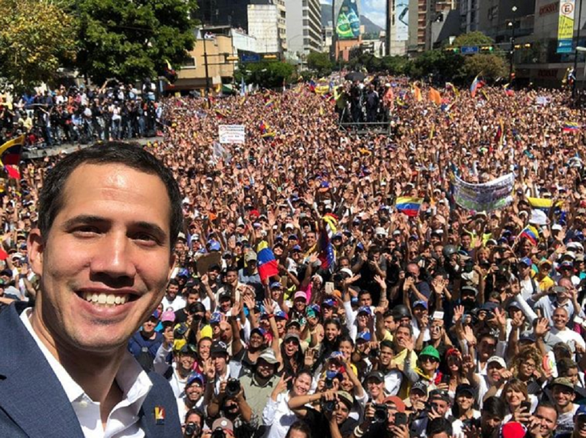 El presidente encargado Juan Guaidó se hizo un selfie durante su discurso este 12 de febrero.&nbsp;