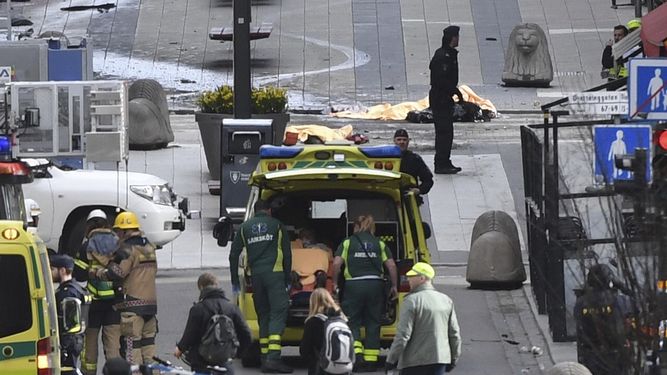 Miembros de los servicios de emergencia llegan al lugar donde un camión ha atropellado a varias personas.