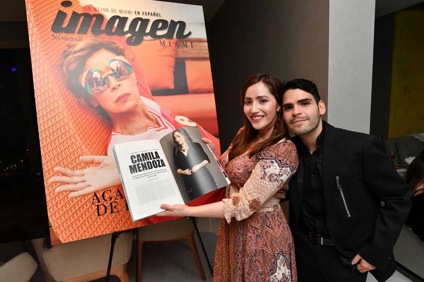 Una de las entrevistadas para esta edición de la revista, la periodista Camila Mendoza, y Alejandro Rendón, director general de Imagen Miami. 