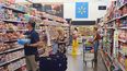 Clientes de un mercado en Miami de la cadena minorista Walmart.