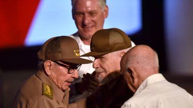 El dictador cubano Raúl Castro (izq.) hablando con Ramiro Valdez Menéndez y el exvicepresidente José Ramón Machado Ventura (derecha). Al fondo, el designado gobernante del castrismo, Miguel Díaz-Canel, durante una reunión para celebrar el 65º aniversario de la dictadura cubana en Santiago de Cuba a 1 de enero de 2024.