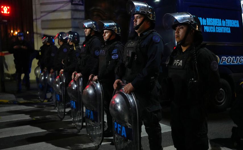 La policía vigila el lugar donde un hombre apuntó con un arma a la vicepresidenta argentina Cristina Fernández enfrente de su casa en el barrio Recoleta de Buenos Aires, el jueves 1 de septiembre de 2022.
