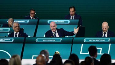 El presidente de la FIFA, Gianni Infantino (centro), habla durante un congreso del máximo ente del fútbol mundial, el 30 de abril de 2026.