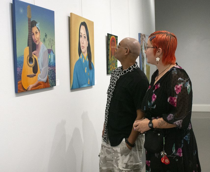 Visitantes disfrutan de la exhibición en honor a la mujer en Milander Center For Arts & Entertaiment.