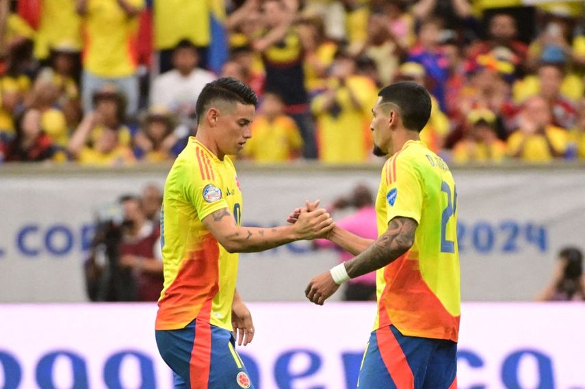 ames Rodríguez de Colombia le da la mano a su compañero Daniel Muñoz en una sustitución durante el partido del Grupo D de la CONMEBOL Copa América 2024&nbsp;