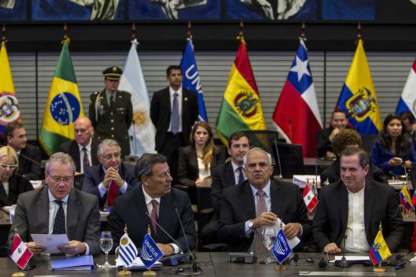 Los ministros de Relaciones Exteriores de Uruguay, Rodolfo Nin Novoa (2-i), de Perú, Gonzalo Gutiérrez (i), y de Ecuador, Ricardo Patiño (d), junto con el secretario general de la Unasur, Ernesto Samper (2-d), participan en la reunión de cancilleres de