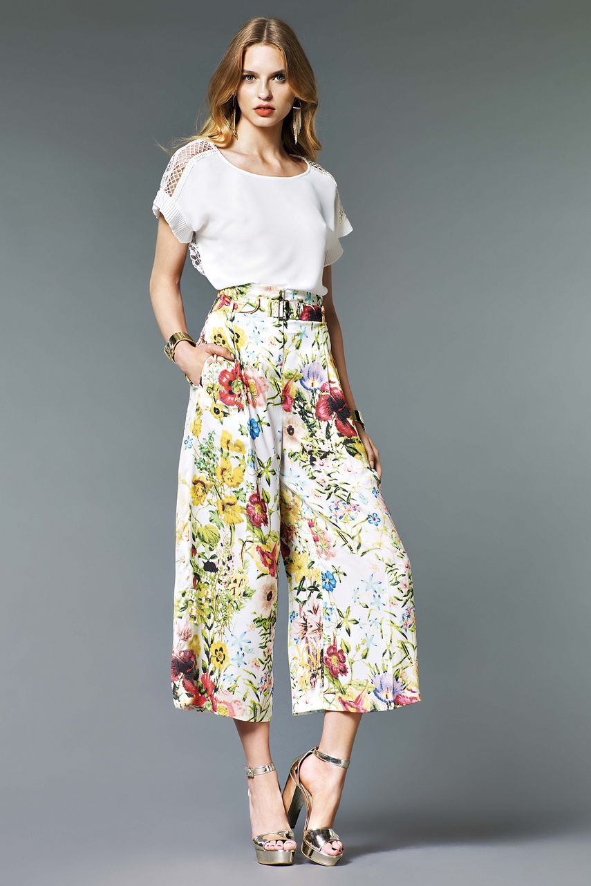 Los diseñadores van por más y se animaron este año a incluir flores en prendas nuevas, como estos culottes de Liu Jo.&nbsp;