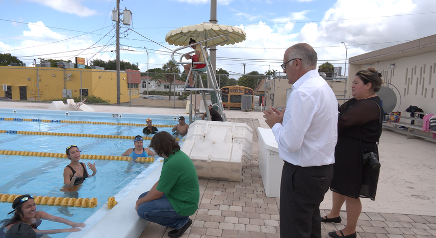 Alcalde Esteban Bovo visita un entrenamiento de los atletas de Hialeah.