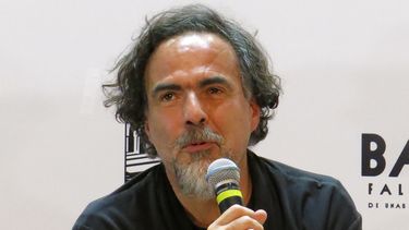 El director mexicano Alejandro G. Iñárritu habla durante una conferencia de prensa para promover la película Bardo en el Festival Internacional de Cine de Morelia, en México, el 22 de octubre de 2022.