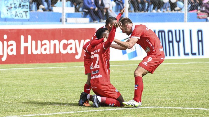 Jugadores del Club Cienciano, en Perú, celebran durante un compromiso.