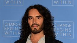 El actor Russell Brand posa a su llegada para lanzar Meditación en la educación, una campaña de alcance global para enseñar meditación en la educación a 1.000.000 de jóvenes en riesgo el 2 de abril de 2013 en Los Ángeles, California.