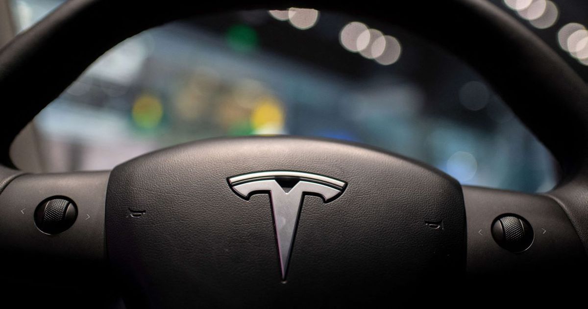 Mujer enfrenta cargos por daños a un Tesla con goma de mascar en Aventura Mall