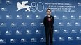 El director estadounidense y presidente del jurado, Damien Chazelle, con una camiseta en solidaridad con el Gremio de Escritores en huelga, posa el 30 de agosto de 2023, durante una sesión fotográfica para el jurado del 80.º Festival Internacional de Cine de Venecia en el Lido de Venecia. &nbsp;