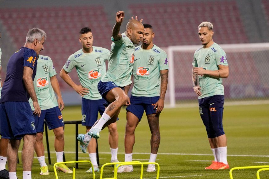 El lateral brasileño, Dani Alves (centro), durante un entrenamiento el martes 29 de noviembre de 2022. Brasil enfrentará a Camerún en el Mundial el viernes.