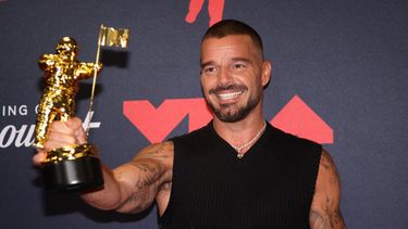 El cantante puertorriqueño Ricky Martin posa con su premio Latin Icon en la sala de prensa durante los MTV Video Music Awards en el UBS Arena en Elmont, Nueva York, el 7 de septiembre de 2025. 