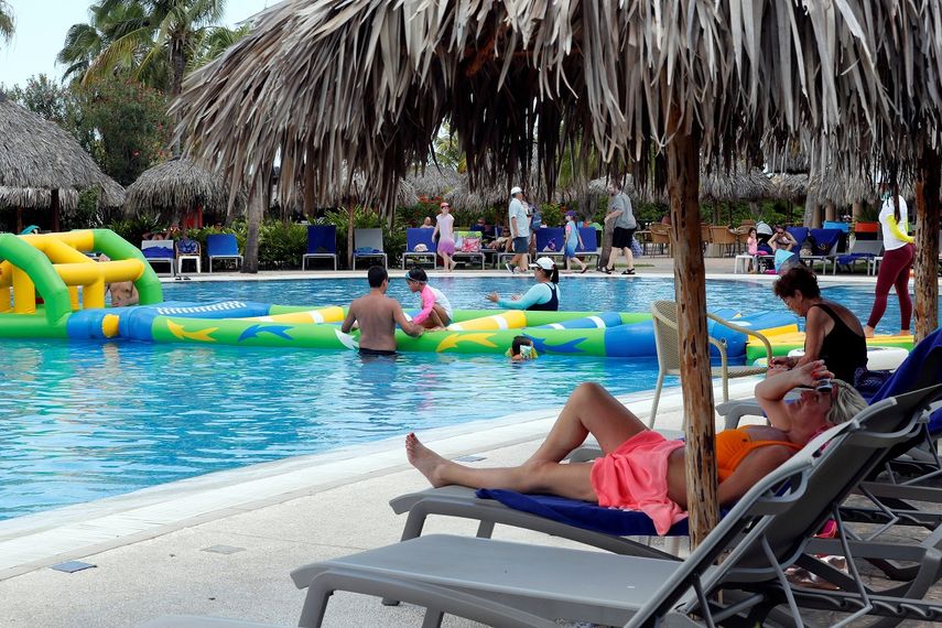 Varios turistas disfrutan de actividades en la piscina de uno de hoteles enclavados en el balneario de Varadero, en la costa norte del occidente cubano.