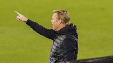 El entrenador del Barcelona, ​​Ronald Koeman, da indicaciones durante el partido de fútbol de la Liga española entre el RC Celta y el FC Barcelona en Vigo, España, el jueves 1 de octubre de 2020