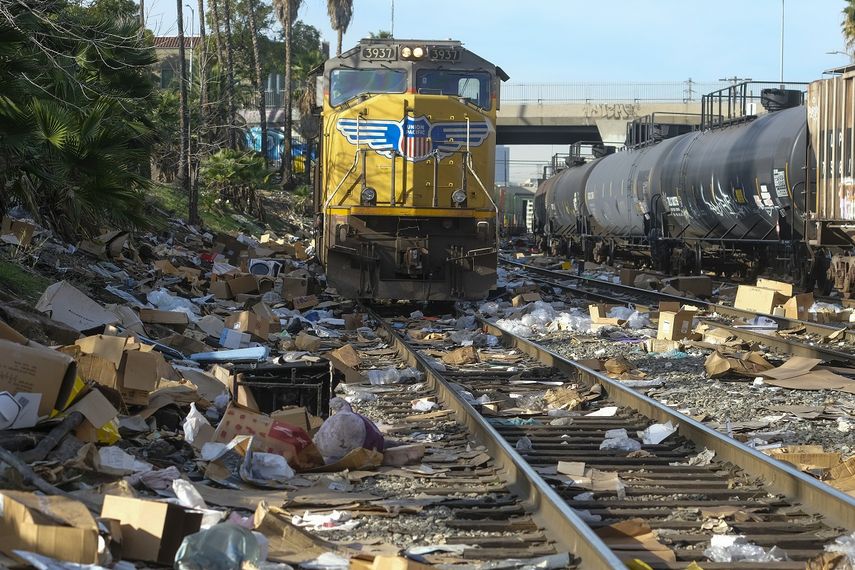 Cajas y paquetes rotos pueden verse en una sección de las vías del tren de Union Pacific, el viernes 14 de enero de 2022, en el centro de Los Ángeles. Ladrones han estado asaltando los contenedores de carga en la ciudad desde hace meses. queados&nbsp;