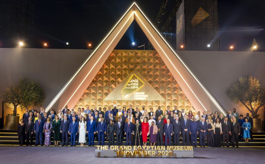 Una fotografía distribuida por la Presidencia egipcia muestra al presidente egipcio Abdel Fattah al-Sisi (centro-izquierda) y a la primera dama Entissar Amer (centro-derecha) posando con funcionarios e invitados durante la ceremonia de inauguración del Gran Museo Egipcio (GEM) en Guiza, en las afueras suroccidentales de la capital, El Cairo, el 1 de noviembre de 2025.