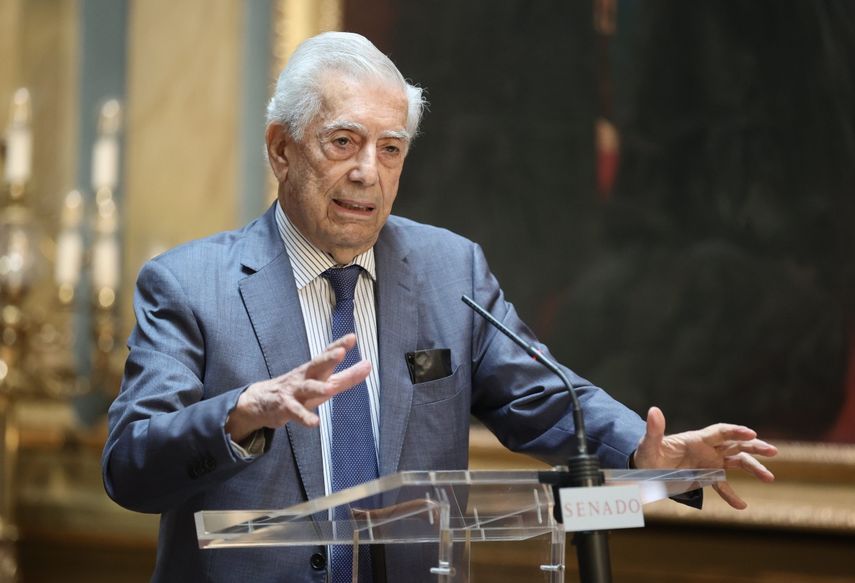 El escritor Mario Vargas Llosa interviene en el acto de entrega de los XIII Premios Taurinos en el Senado, en Madrid, España.