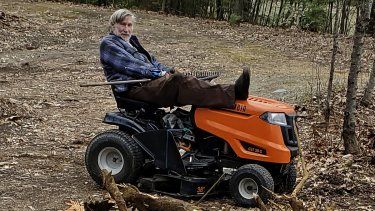 Geoffrey Holt y su tractor cortacésped en Hinsdale, Nueva Hampshire, el 4 de abril de 2020.&nbsp; 