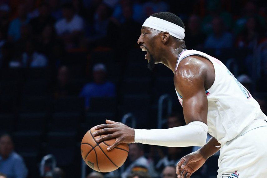 Bam Adebayo #13 del Miami Heat controla el balón contra los Boston Celtics en el Kaseya Center el 10 de febrero de 2025 en Miami, Florida.