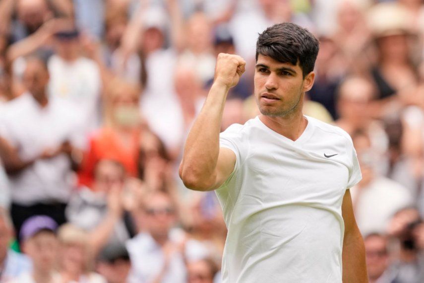 Carlos Alcaraz reacciona tras derrotar a Mark Lajal en la primera ronda del torneo de Wimbledon, el lunes 1 de julio de 2024, en Londres.&nbsp;
