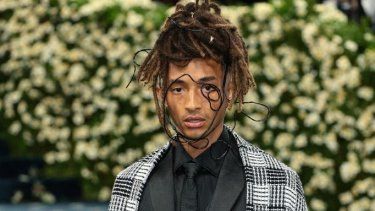 Jaden Smith asiste a la Gala del Met 2025, Superfine: Sastrería de estilo negro, en el Museo Metropolitano de Arte el 5 de mayo de 2025 en la ciudad de Nueva York. 