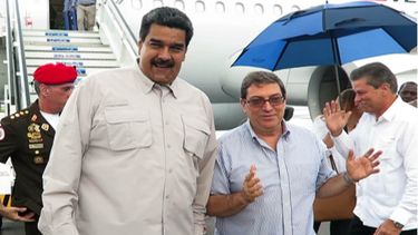 &nbsp;El canciller cubano Bruno Rodríguez Parrilla da la bienvenida al presidente Nicolás Maduro en el aeropuerto José Martí de La Habana.&nbsp;