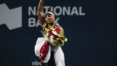La estadounidense Serena Williams, deja la cancha con un ramo de flores y despidiéndose de los aficionados tras caer ante la suiza Belinda Bencic, el miércoles 10 de agosto de 2022, en el Masters de Toronto