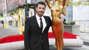 En esta fotograf&iacute;a del 14 de septiembre de 2016 el presentador Jimmy Kimmel posa junto a una r&eacute;plica de la estatuilla de los Emmy en el d&iacute;a de prensa de los Premios Primetime Emmy en Los Angeles.&nbsp;