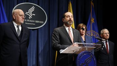 El secretario de Salud de EEUU, Alex Azar, informa a los periodistas sobre las medidas que ha tomado el gobierno para contener al mortal virus que se origin&oacute; en China, en Washington, el martes 28 de enero de 2020.
