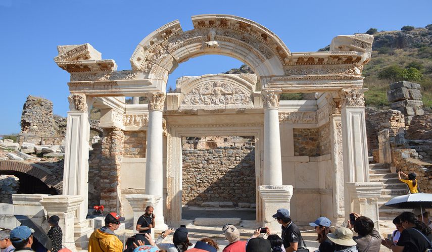 Templo de Adriano destaca por ser una de las estructuras mejor conservadas y más hermosas en Éfeso.