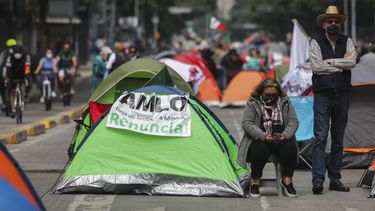 Manifestantes que exigen la renuncia del presidente mexicano Andr&eacute;s Manuel L&oacute;pez Obrador, com&uacute;nmente conocido por sus iniciales AMLO, acampan en la avenida Ju&aacute;rez de la Ciudad de M&eacute;xico.