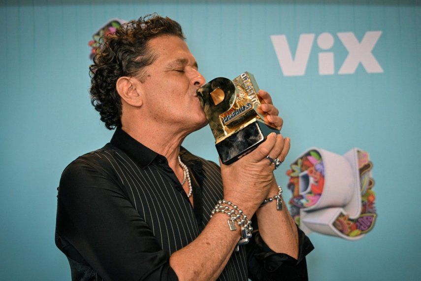 El cantante colombiano Carlos Vives, ganador de la categoría Agente de Cambio, besa el trofeo durante la 22.ª edición de los Premios Juventud, en el Centro de Convenciones Figali de la Ciudad de Panamá, el 25 de septiembre de 2025.