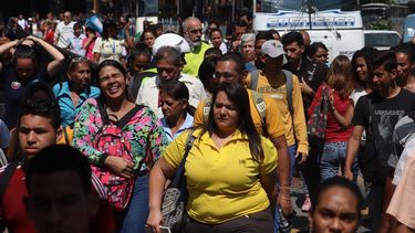 Decenas de personas caminan por Caracas en medio de un apagón que afectó el servicio del Metro de la ciudad, este 25 de marzo de 2019.