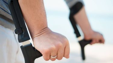 En la esclerosis múltiple, el propio sistema inmune del cuerpo ataca y daña la mielina, la cubierta protectora alrededor de las fibras nerviosas.&nbsp;