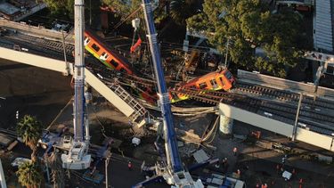 Vista aérea de vagones del metro colgando desde una sección elevada colapsada en la Ciudad de México, el martes 4 de mayo de 2021. La sección elevada del metro de la Ciudad de México colapsó el lunes por la noche matando al menos a 23 personas.