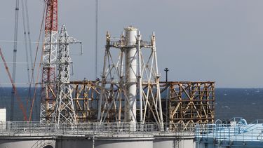 Fotografía de archivo del reactor Unidad 1, en la parte de atrás, y el extractor compartido con los reactores de la Unidad 1 y 2 en la planta nuclear Fukushima Daiichi junto al pueblo costero Okuma en el noreste de Japón, el sábado 27 de febrero de 2021.