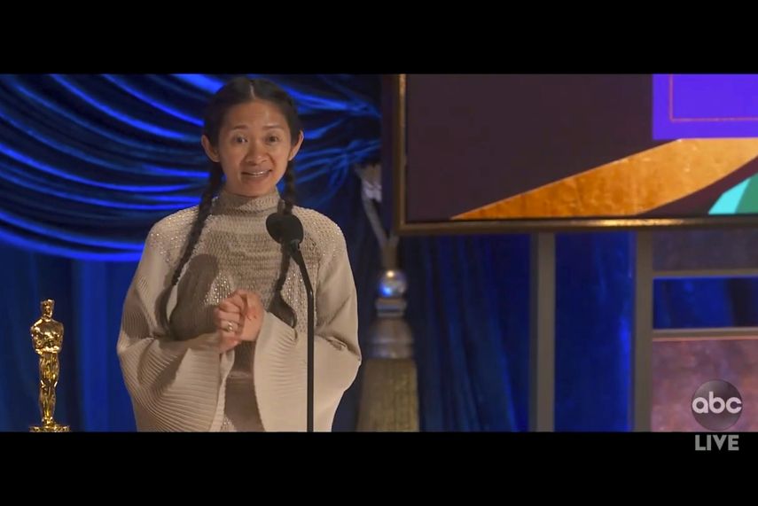 En esta imagen de video proporcionada por ABC, Chloé Zhao recibe el Oscar a la Mejor dirección por Nomadland, el domingo 25 de abril de 2021 en Los Angeles.&nbsp;