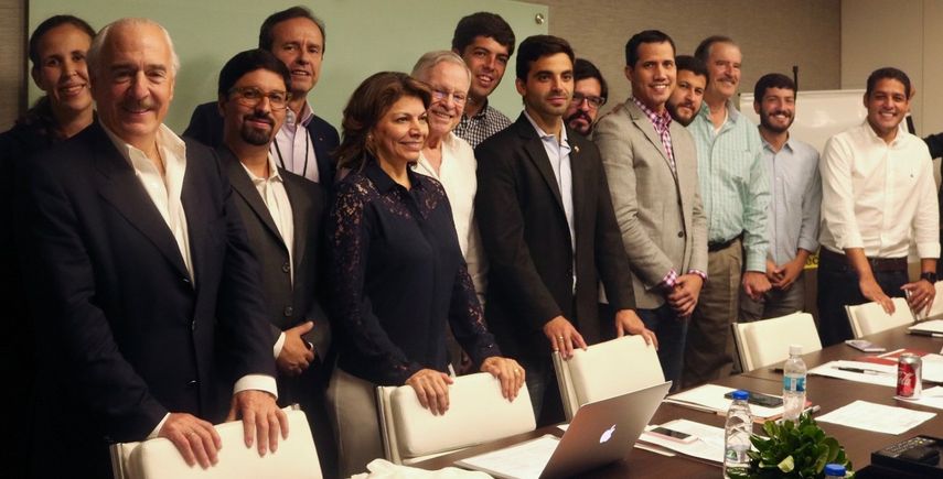 La diputada Manuela Bolívar; el expresidente Andrés Pastrana; Freddy Guevara; el expresidente Horacio Tuto Quiroga, la expresidenta de Costa Rica, Laura Chinchilla; el expresidente Miguel Ángel Rodríguez;&nbsp; Andrés Schloeter; Juan Andrés Mejías, Miguel Pizarro, el presidente encargado Juan Guaidó, el comisionado David Smolanski, el diputado Roberto Patiño y el diputado José Manuel Olivares.&nbsp;