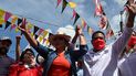 La candidata presidencial de Honduras por el partido Libertad y Refundación (LIBRE), Xiomara Castro de Zelaya, saluda a sus partidarios durante un mitin de campaña en el municipio de Orica, departamento de Francisco Morazán, 75 km al noreste de Tegucigalpa, el 24 de octubre de 2021. Honduras Celebrar elecciones generales el próximo 28 de noviembre para elegir al Presidente, miembros del Congreso Nacional y miembros del Parlamento Centroamericano. La candidata presidencial de Honduras por el partido Libertad y Refundación (LIBRE), Xiomara Castro de Zelaya, saluda a sus partidarios durante un mitin de campaña en el municipio de Orica, departamento de Francisco Morazán, 75 km al noreste de Tegucigalpa, el 24 de octubre de 2021. Honduras Celebrar elecciones generales el próximo 28 de noviembre para elegir al Presidente, miembros del Congreso Nacional y miembros del Parlamento Centroamericano.