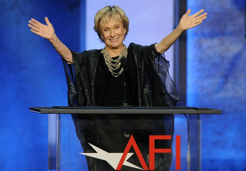 La actriz Cloris Leachman hace un gesto para el galardonado Mel Brooks, en el público, durante la 41ª gala a la trayectoria de The American Film Institute el 6 de junio de 2013 en Los Angeles.&nbsp;