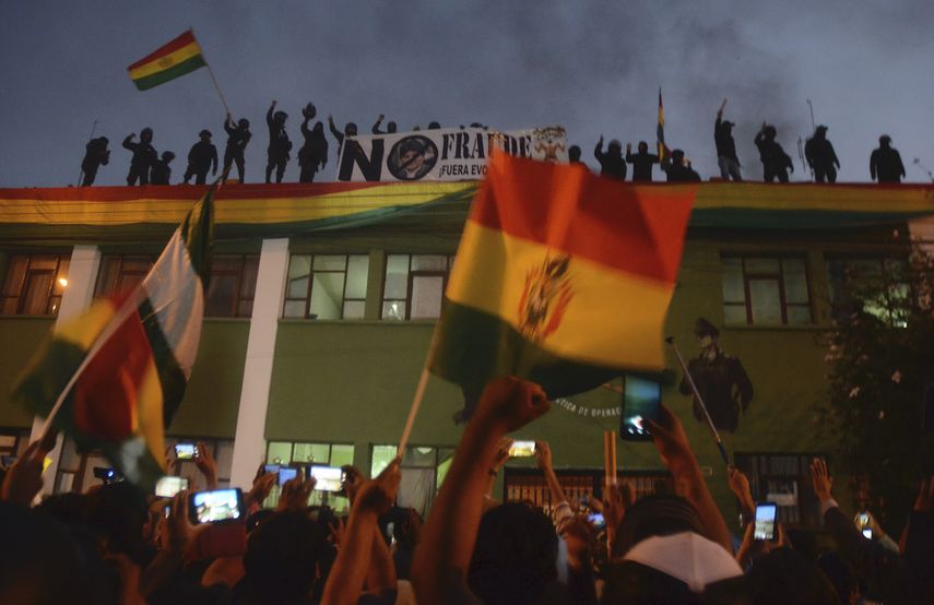 Polic&iacute;as que se oponen a la reelecci&oacute;n del presidente Evo Morales protestan en Cochabamba, Bolivia, el viernes 8 de noviembre de 2019.&nbsp;